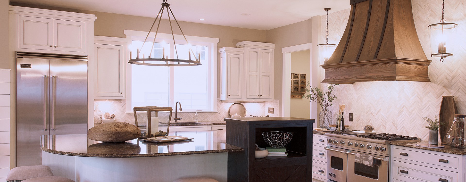 custom_white_kitchen_with_hood